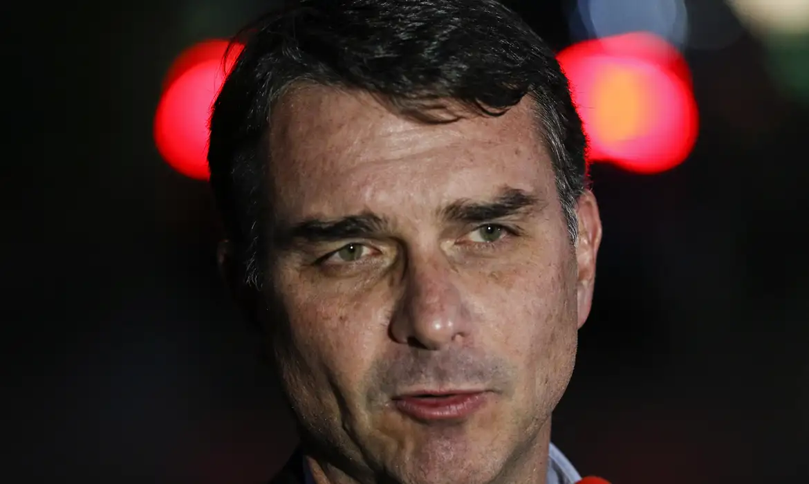 Imagem - PF aponta cobranças de Flávio a Vorcaro por filme Dark Horse
